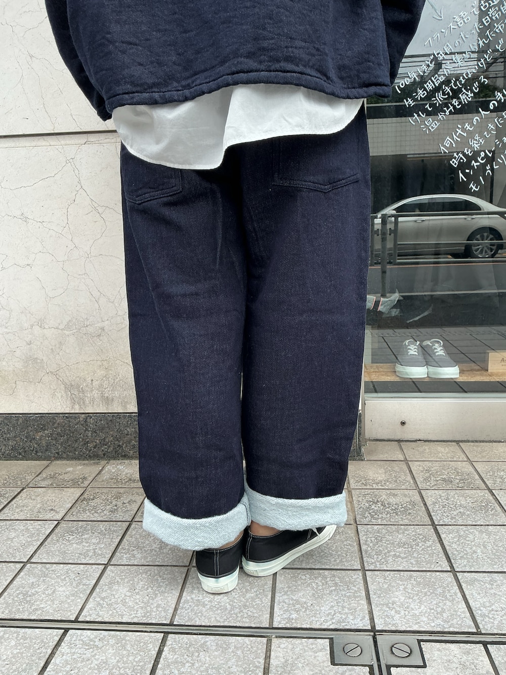 ブルー系のジャケット/アウター、ブルー系のパンツ、ホワイト系のシャツ/ブラウスを着用したレディースの秋コーディネートの3枚目の写真