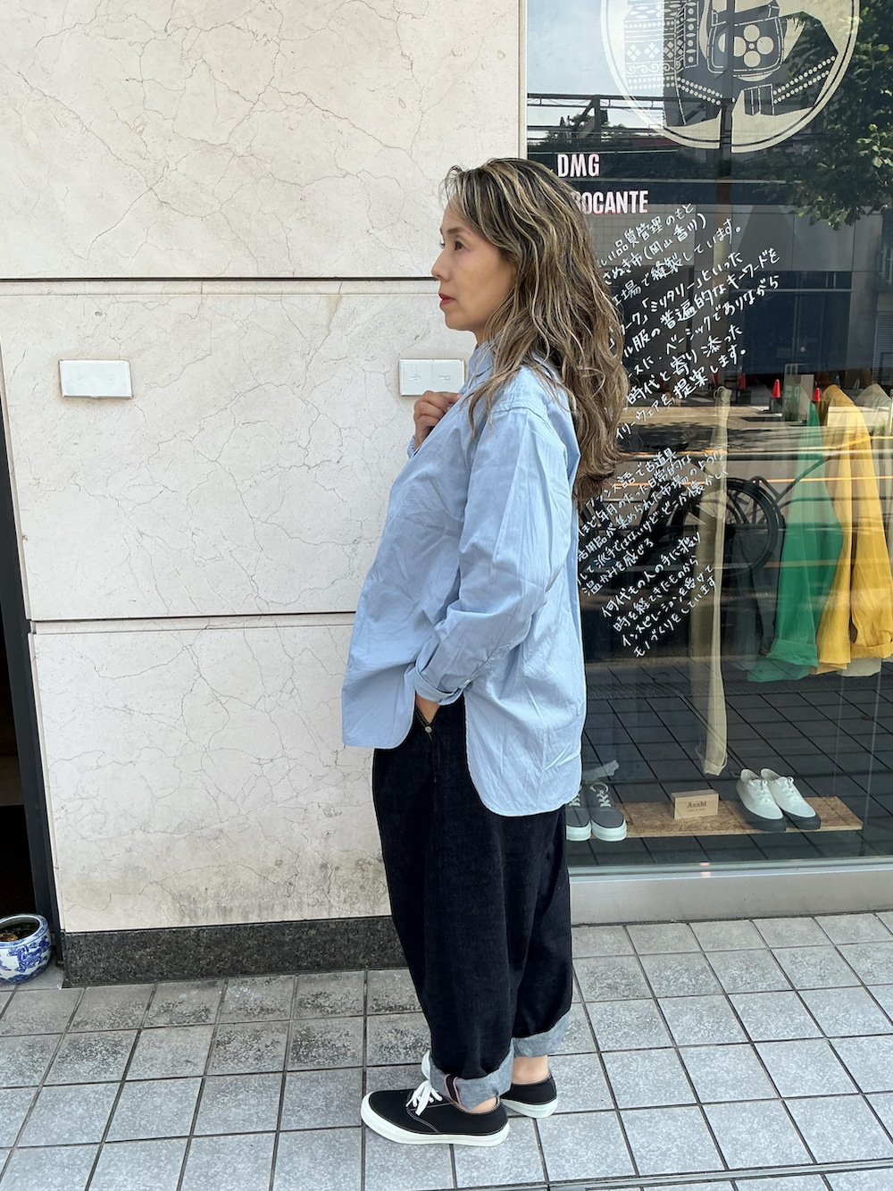 ブルー系のシャツ/ブラウス、ブルー系のデニムパンツ、ブラック系のスニーカーを着用したレディースの秋コーディネートの2枚目の写真