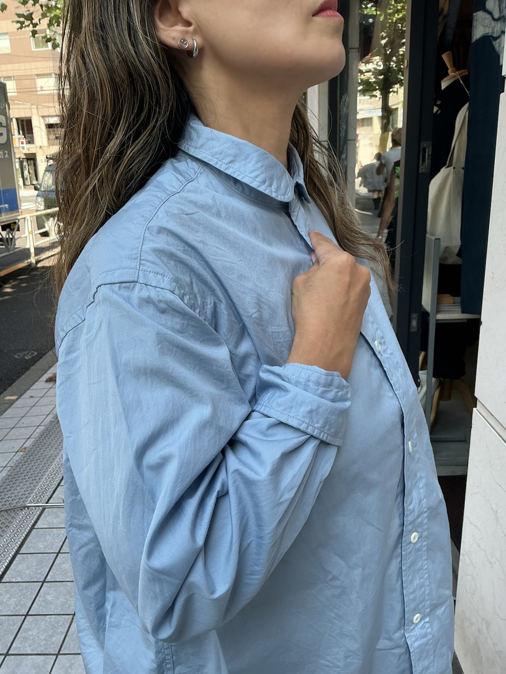 ブルー系のシャツ/ブラウス、ブルー系のデニムパンツ、ブラック系のスニーカーを着用したレディースの秋コーディネートの4枚目の写真