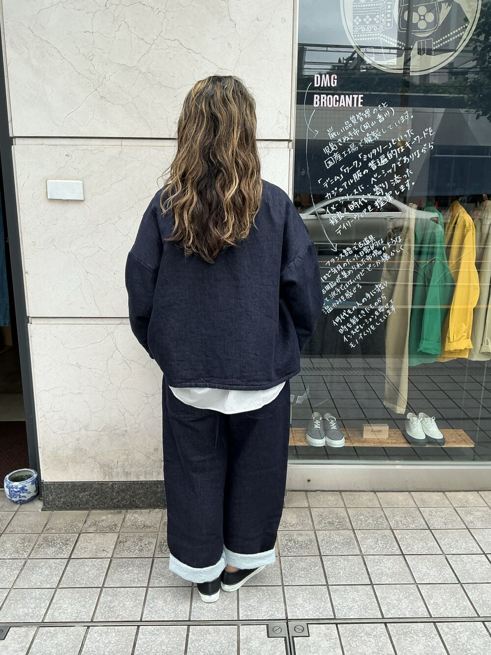 ブルー系のジャケット/アウター、ブルー系のパンツ、ホワイト系のシャツ/ブラウスを着用したレディースの秋コーディネートの2枚目の写真