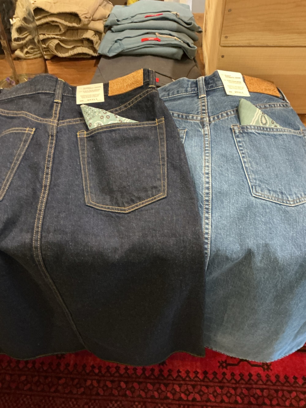 ホワイト系のTシャツ/カットソー、ブルー系のデニムスカート、ホワイト系のスリッポンを着用したレディースの夏コーディネートの5枚目の写真
