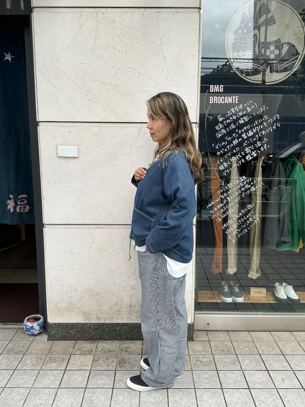 ブルー系のジャケット/アウター、ホワイト系のTシャツ/カットソー、ブラック系のスニーカーを着用したレディースの秋コーディネートの2枚目の写真