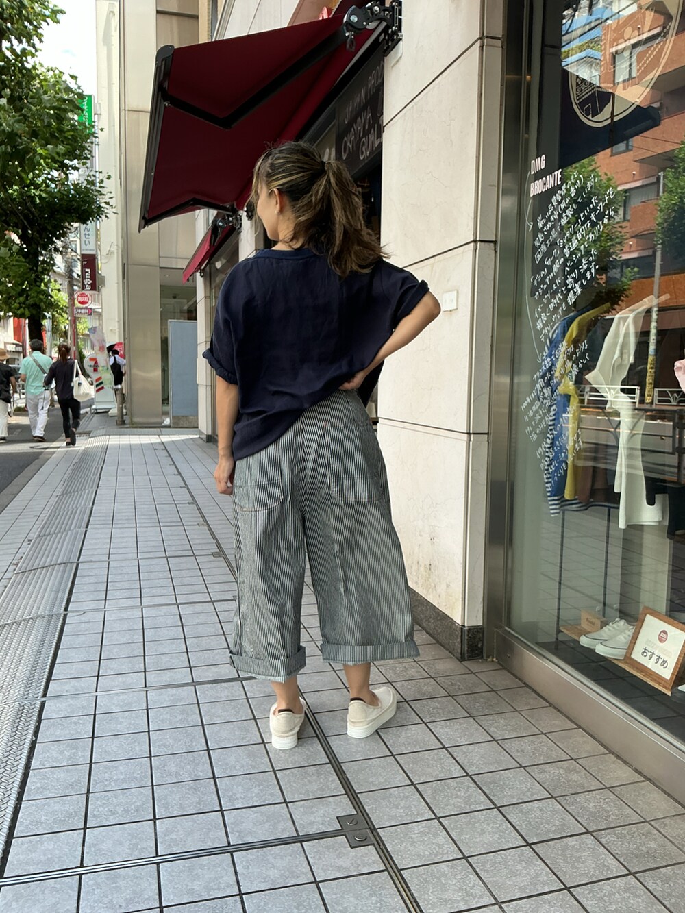 その他のTシャツ/カットソー、その他のパンツ、ホワイト系のスリッポンを着用したレディースの夏コーディネートの3枚目の写真