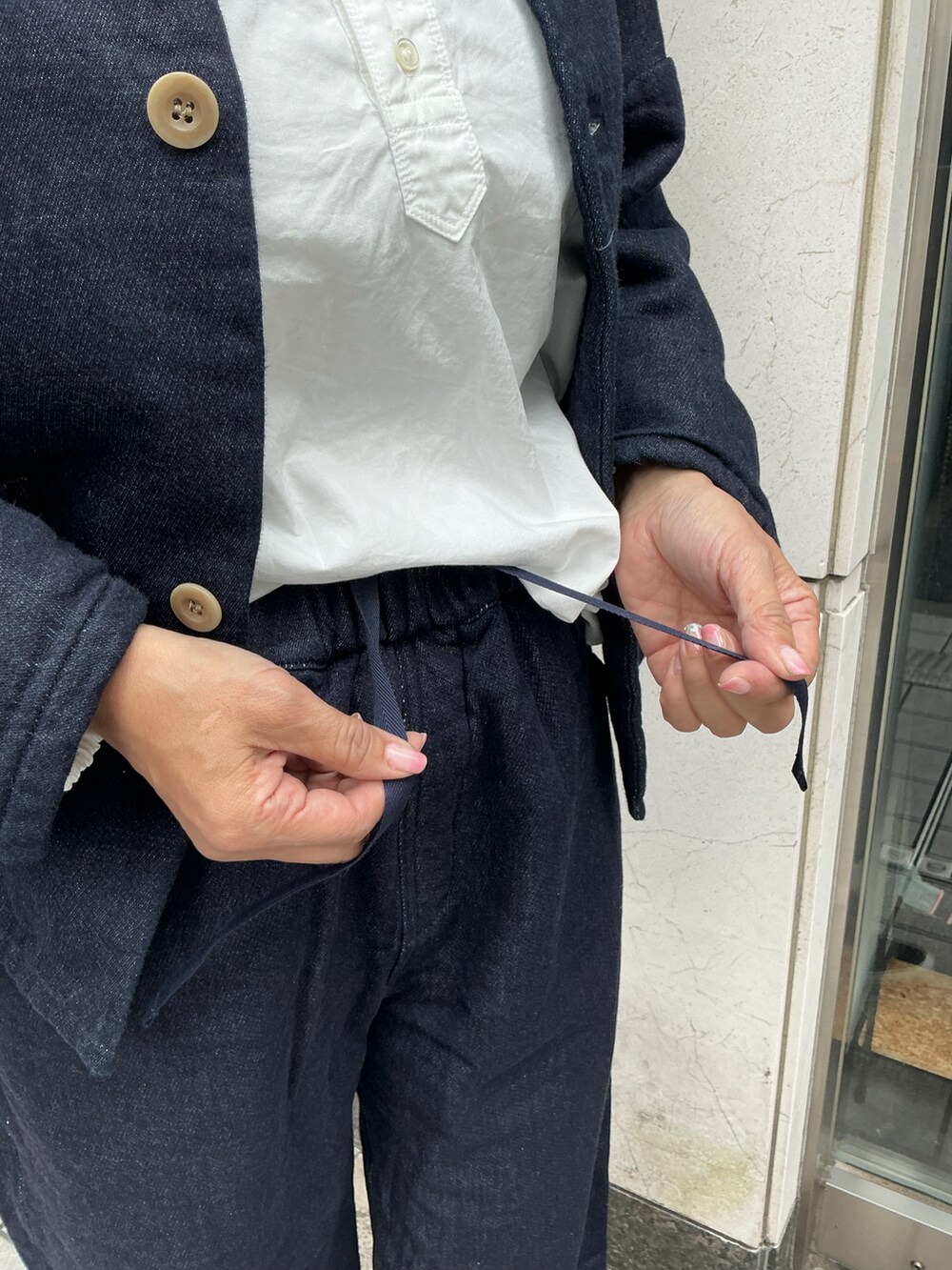 ブルー系のジャケット/アウター、ブルー系のパンツ、ホワイト系のシャツ/ブラウスを着用したレディースの秋コーディネートの4枚目の写真