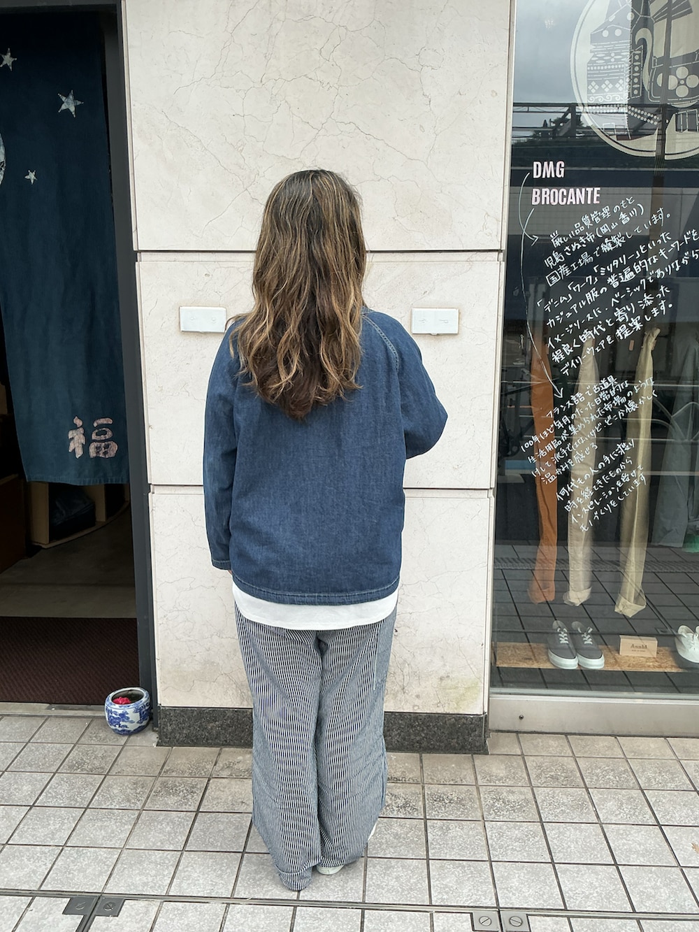 ブルー系のジャケット/アウター、ホワイト系のTシャツ/カットソー、ブラック系のスニーカーを着用したレディースの秋コーディネートの3枚目の写真