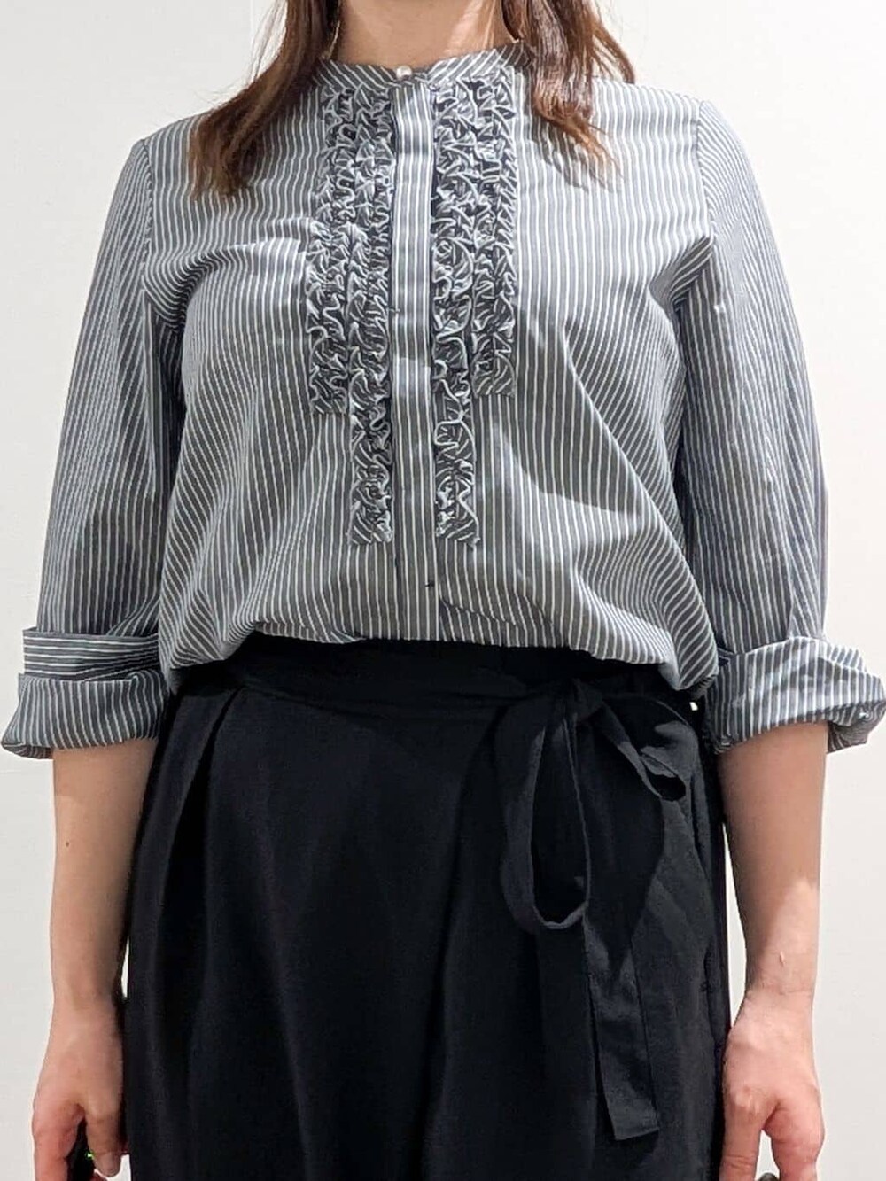 グレー系のシャツ/ブラウス、ブラック系のその他パンツ、ベージュ系のトートバッグを着用したレディースの秋コーディネートの10枚目の写真