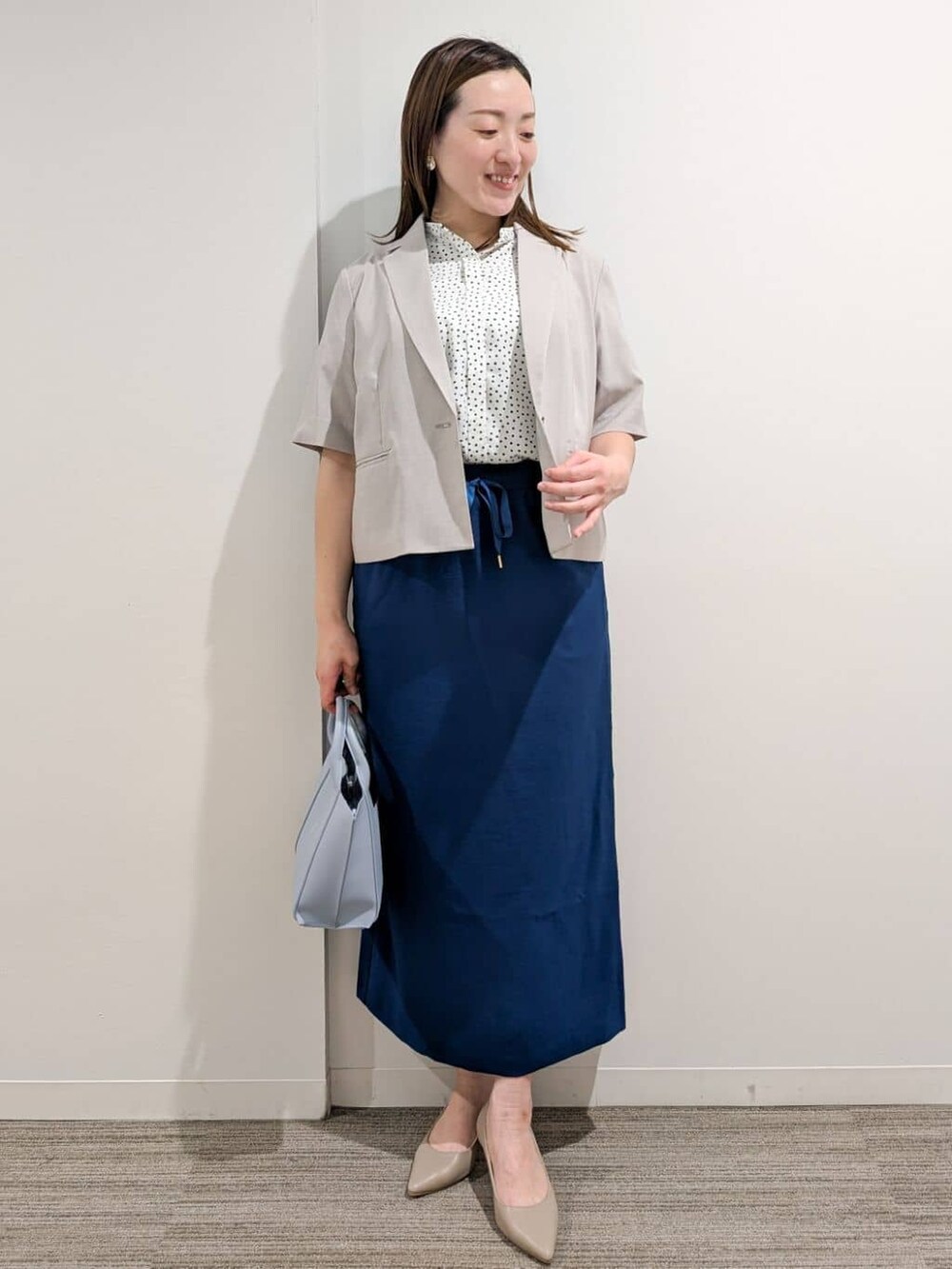 ホワイト系のシャツ/ブラウス、ブルー系のスカート、ブルー系のトートバッグを着用したレディースの夏コーディネートの10枚目の写真