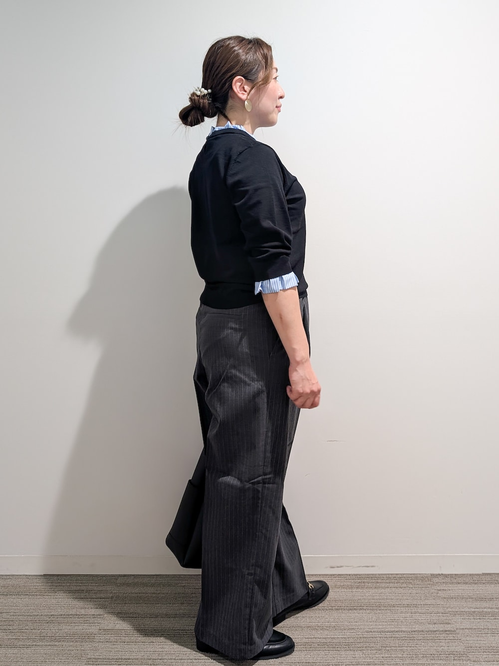 ブラック系のニット/セーター、グレー系のその他パンツ、ブラック系のトートバッグを着用したレディースの秋コーディネートの6枚目の写真