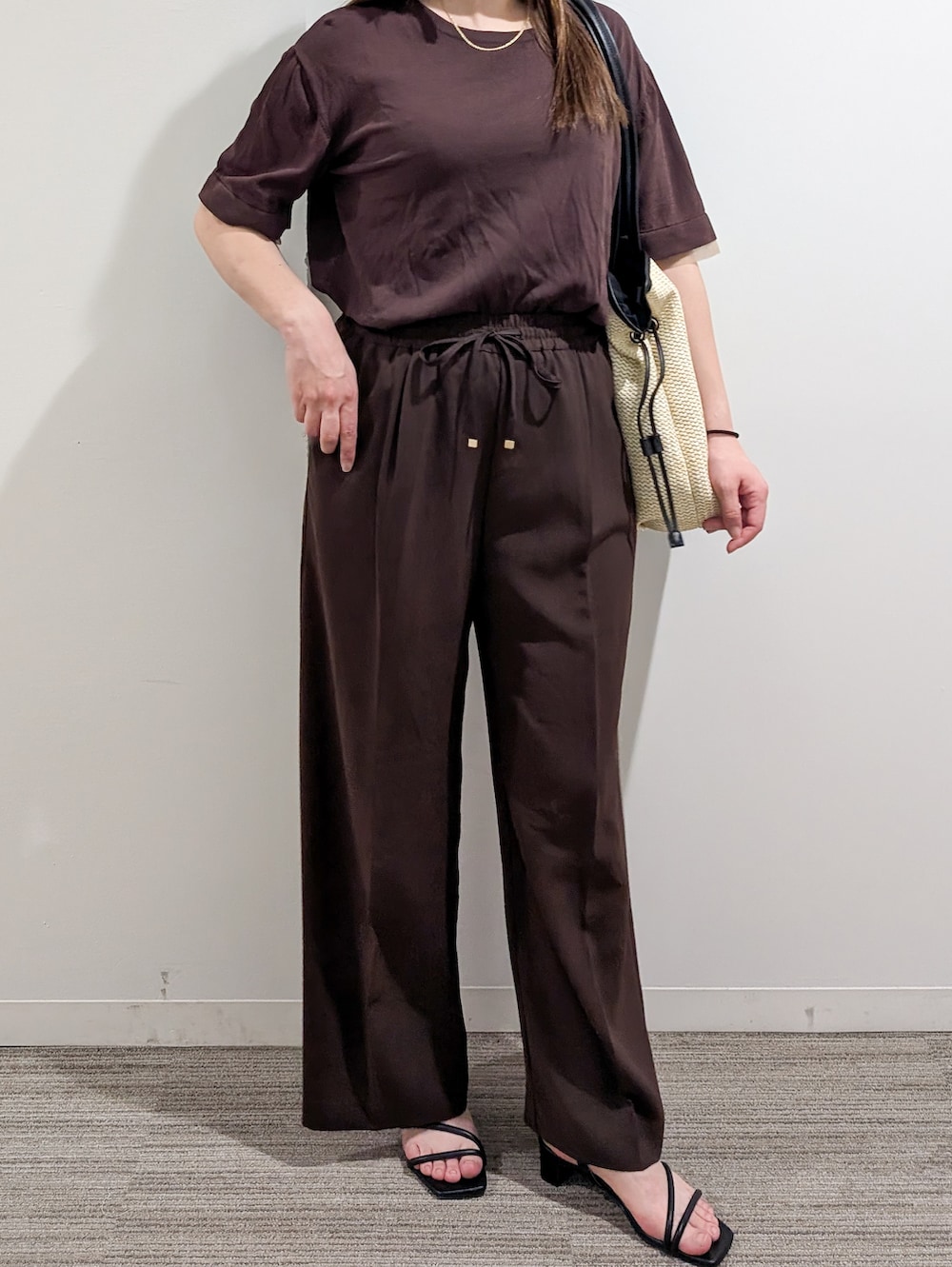 ブルー系のシャツ/ブラウス、ブラウン系のその他パンツ、ブラック系のトートバッグを着用したレディースの夏コーディネートの10枚目の写真