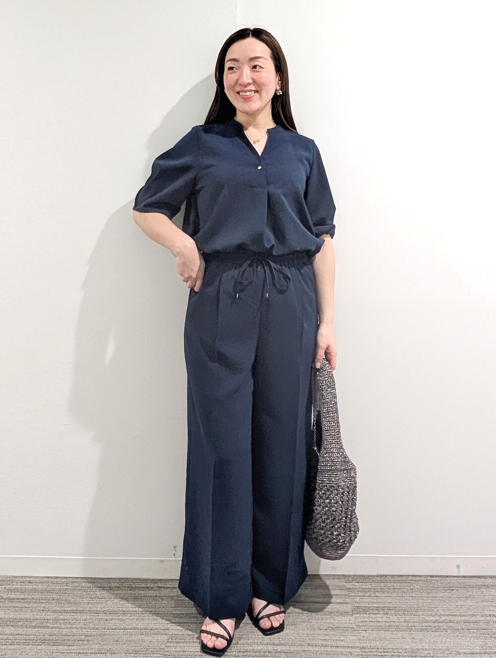 ブルー系のシャツ/ブラウス、ブルー系のその他パンツ、シルバー系のショルダーバッグを着用したレディースの春コーディネートの4枚目の写真