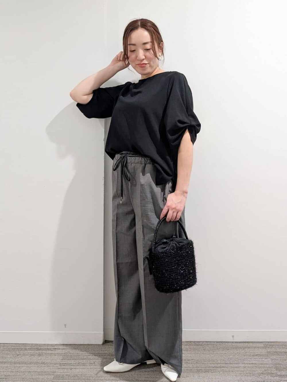 ブラック系のシャツ/ブラウス、グレー系のその他パンツ、ブラック系のハンドバッグを着用したレディースの夏コーディネートの4枚目の写真