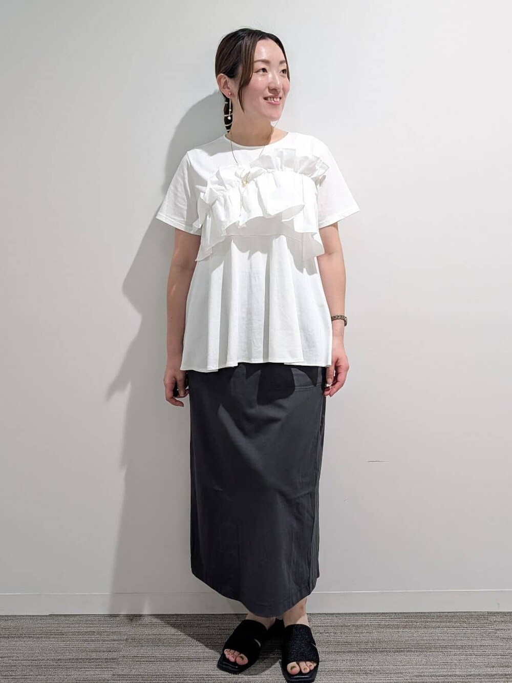 ホワイト系のTシャツ/カットソー、ブラック系のその他パンツ、ブラック系のサンダルを着用したレディースの夏コーディネートの10枚目の写真