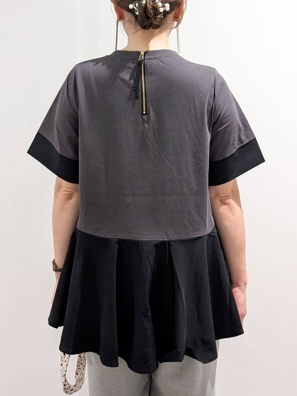 グレー系のTシャツ/カットソー、グレー系のその他パンツ、ブラック系のサンダルを着用したレディースの夏コーディネートの9枚目の写真