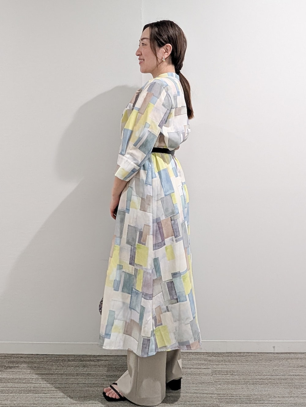 ブルー系のワンピース、ベージュ系のその他パンツ、シルバー系のショルダーバッグを着用したレディースの夏コーディネートの6枚目の写真
