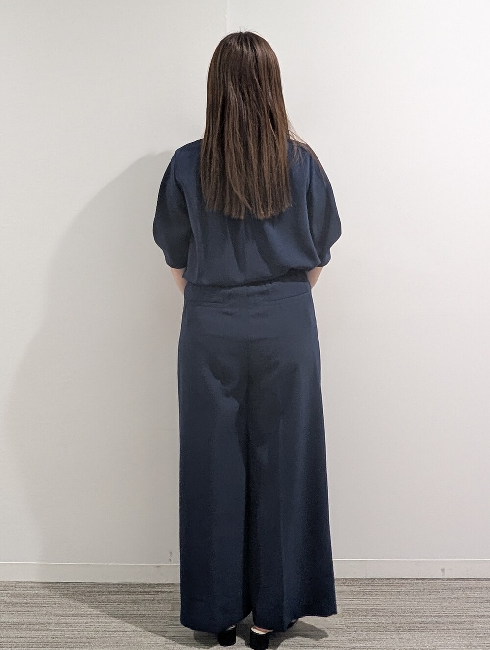 ブルー系のシャツ/ブラウス、ブルー系のその他パンツ、シルバー系のショルダーバッグを着用したレディースの春コーディネートの7枚目の写真
