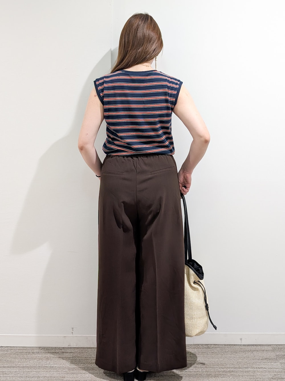 ブルー系のTシャツ/カットソー、ブラウン系のその他パンツ、ホワイト系のトートバッグを着用したレディースの夏コーディネートの4枚目の写真
