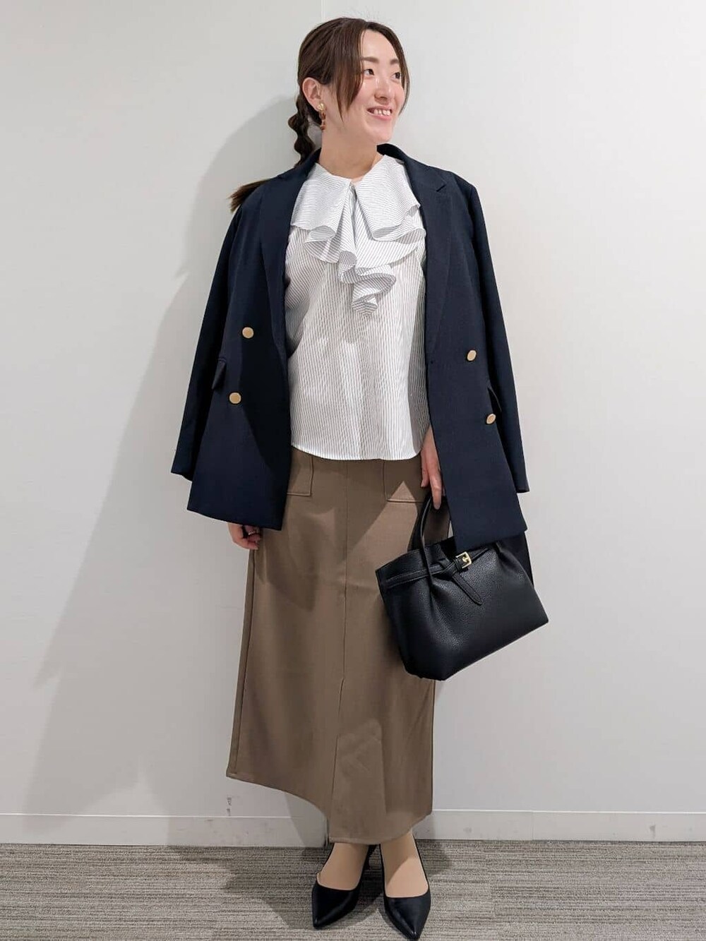 ホワイト系のシャツ/ブラウス、ブラウン系のスカート、ブラック系のトートバッグを着用したレディースの春コーディネートの9枚目の写真