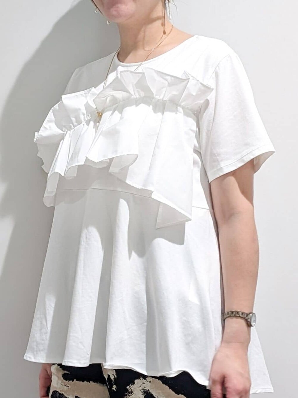 ホワイト系のTシャツ/カットソー、ブラック系のその他パンツ、ブラック系のサンダルを着用したレディースの夏コーディネートの5枚目の写真