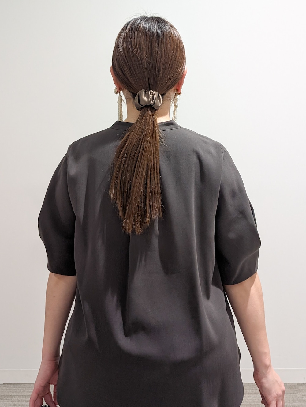 グレー系のシャツ/ブラウス、グレー系のその他パンツ、ブラック系のトートバッグを着用したレディースの春コーディネートの4枚目の写真