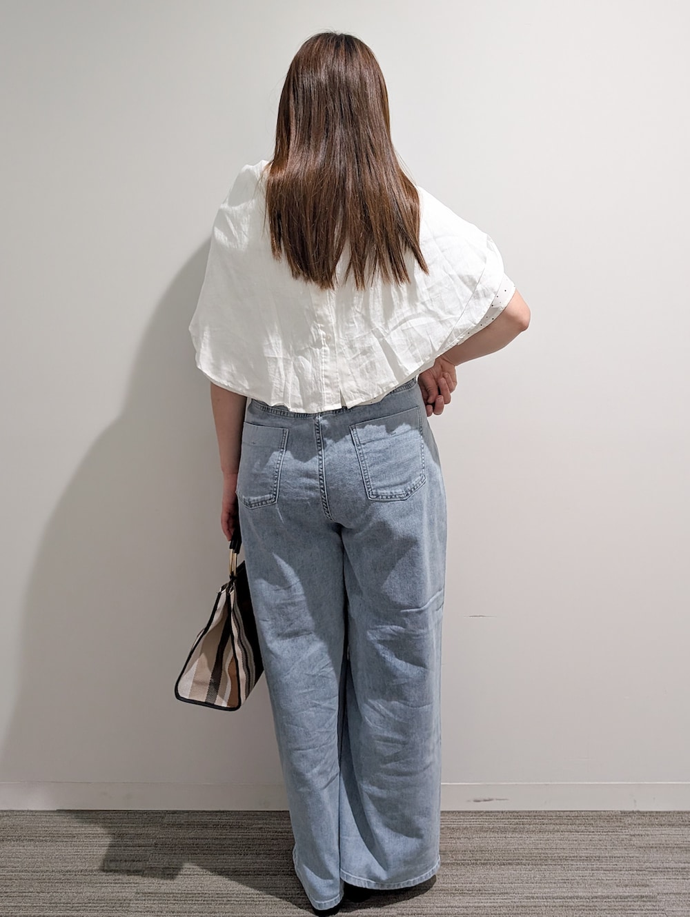 ホワイト系のシャツ/ブラウス、ホワイト系のシャツ/ブラウス、ブルー系のデニムパンツを着用したレディースの夏コーディネートの3枚目の写真