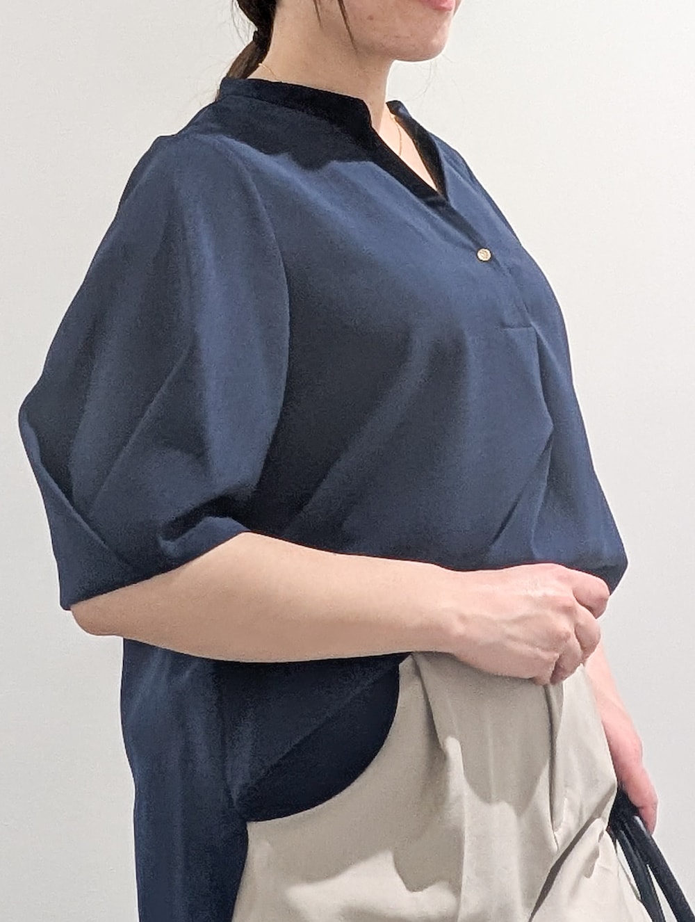 ブルー系のシャツ/ブラウス、ブルー系のその他パンツ、グレー系のトートバッグを着用したレディースの夏コーディネートの10枚目の写真