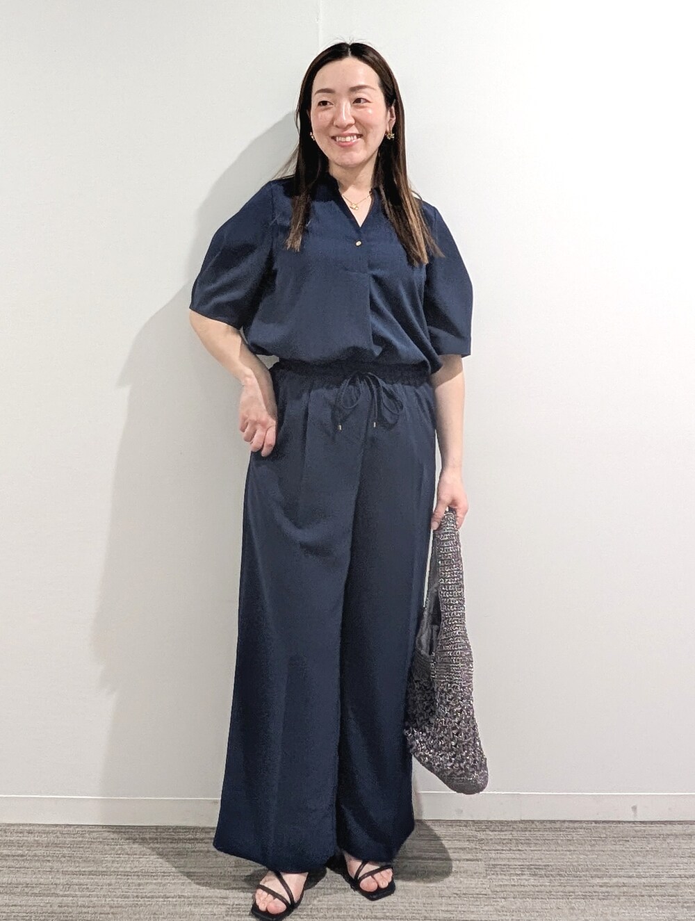 ブルー系のシャツ/ブラウス、ブルー系のその他パンツ、シルバー系のショルダーバッグを着用したレディースの春コーディネートの2枚目の写真