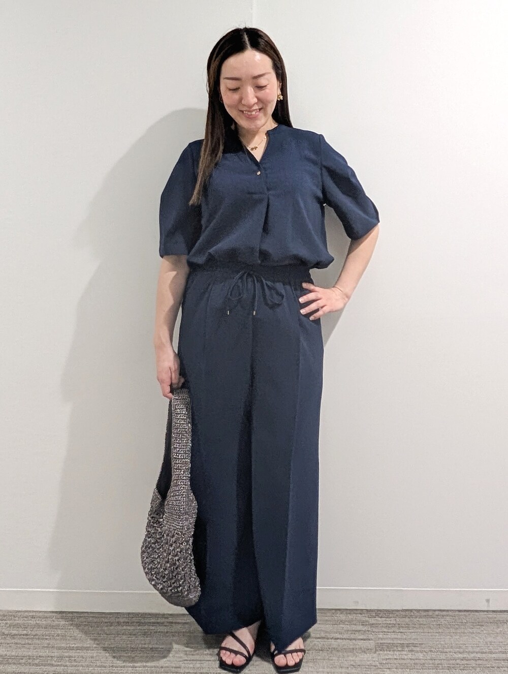 ブルー系のシャツ/ブラウス、ブルー系のその他パンツ、シルバー系のショルダーバッグを着用したレディースの春コーディネートの9枚目の写真