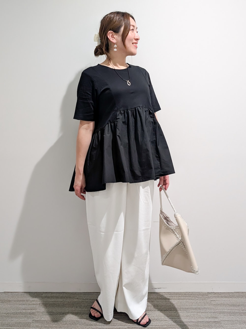 ブラック系のTシャツ/カットソー、ホワイト系のその他パンツ、ホワイト系のハンドバッグを着用したレディースの夏コーディネートの7枚目の写真