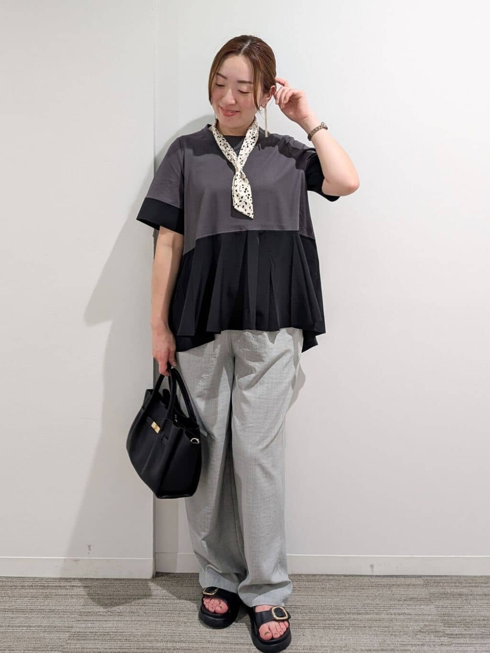 グレー系のTシャツ/カットソー、グレー系のその他パンツ、ブラック系のサンダルを着用したレディースの夏コーディネートの3枚目の写真