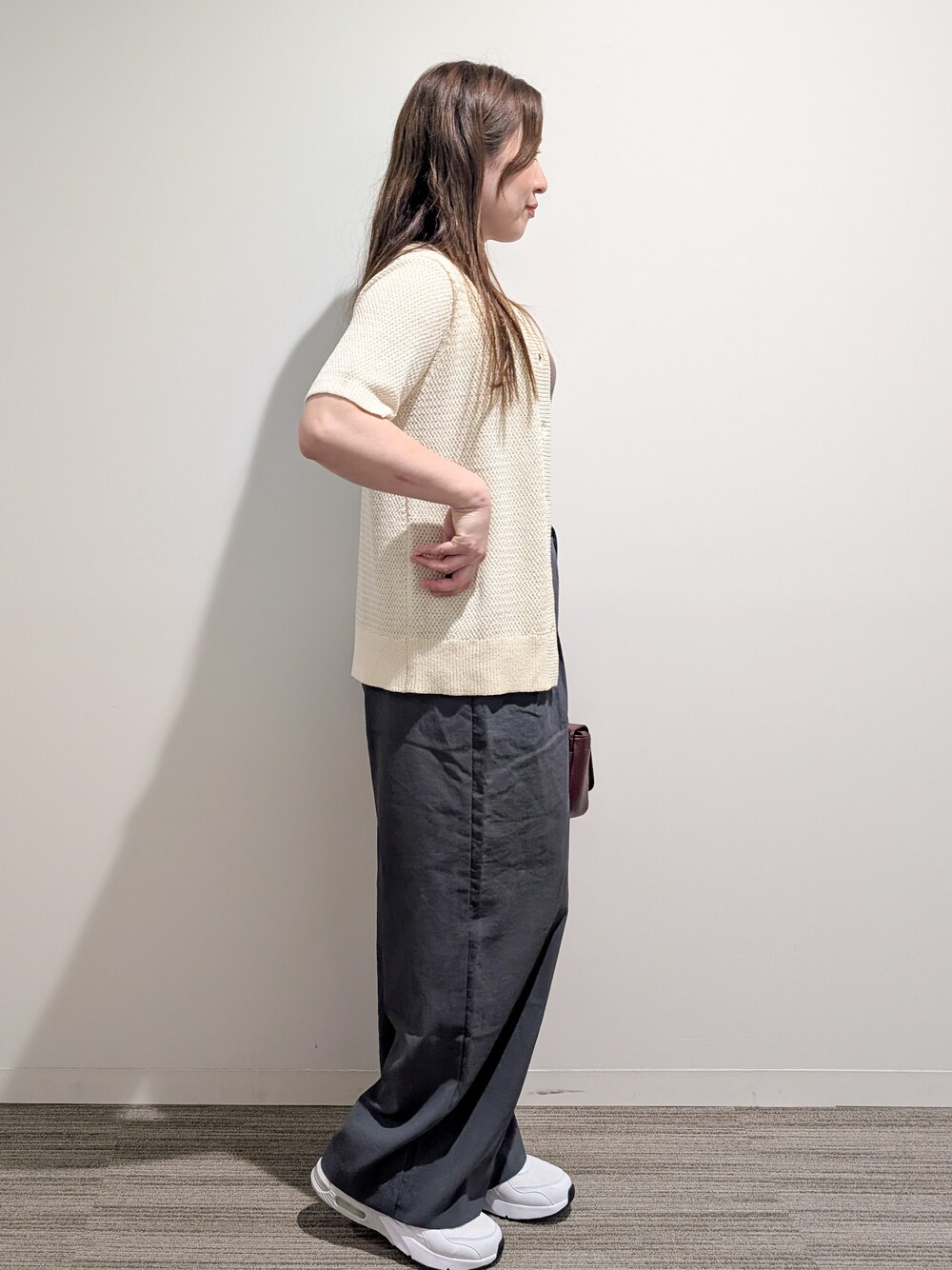 ホワイト系のカーディガン/ボレロ、ブラウン系のタンクトップ、グレー系のその他パンツを着用したレディースの秋コーディネートの7枚目の写真