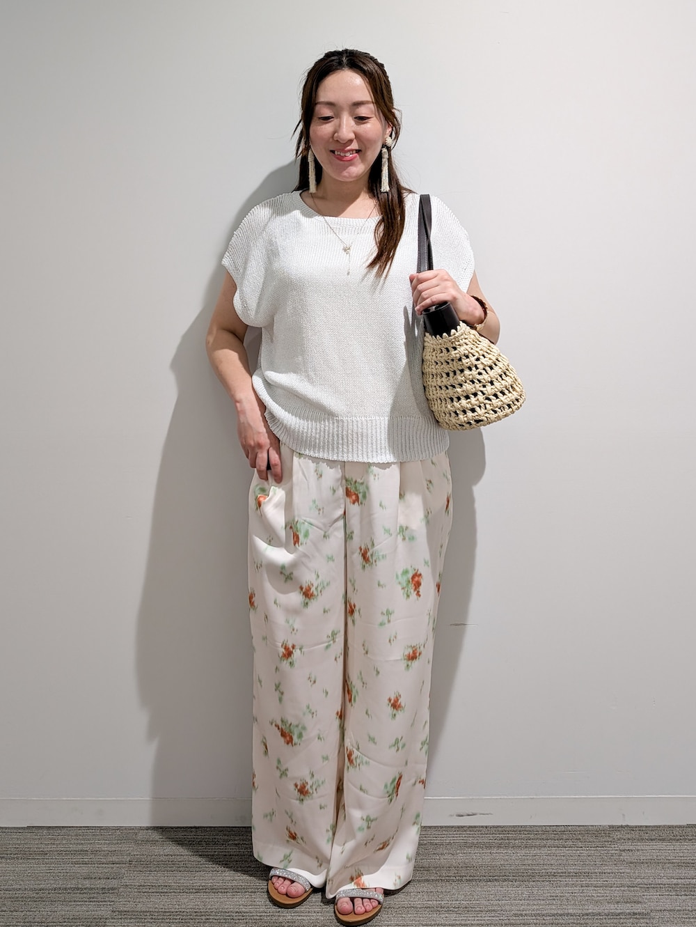 パープル系のニット/セーター、ホワイト系のその他パンツ、ブラウン系のトートバッグを着用したレディースの夏コーディネートの9枚目の写真