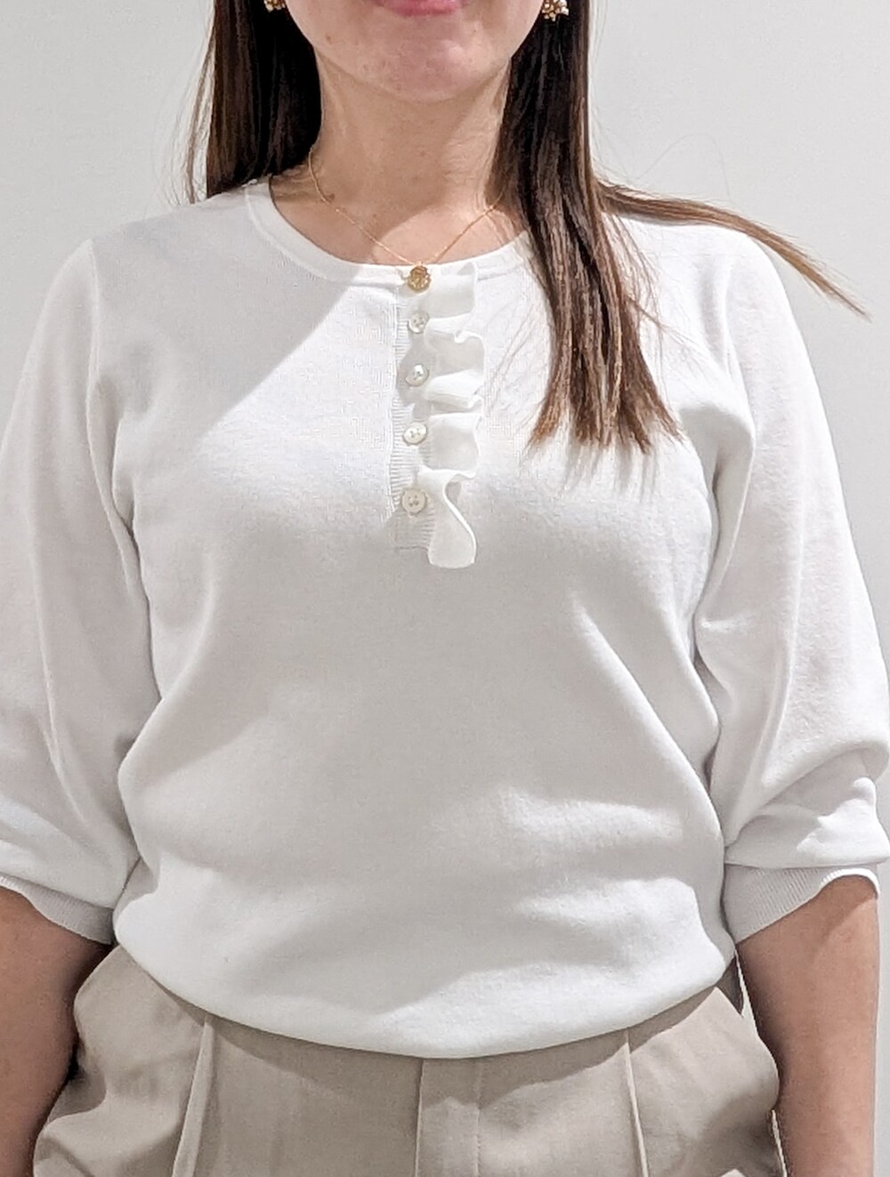 ホワイト系のニット/セーター、ベージュ系のその他パンツ、グレー系のトートバッグを着用したレディースの春コーディネートの10枚目の写真
