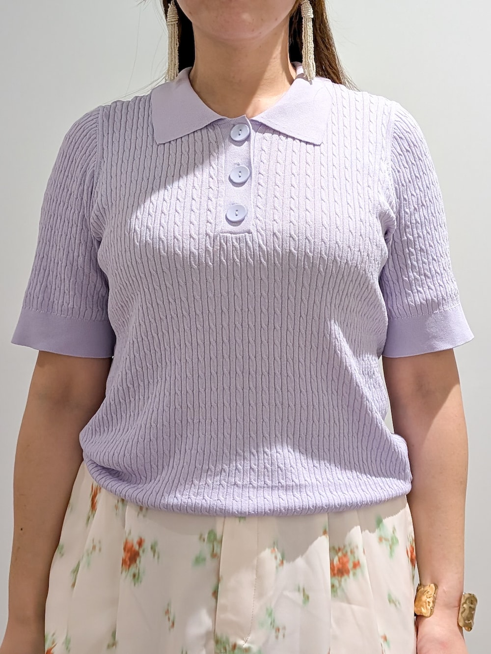 パープル系のニット/セーター、ホワイト系のその他パンツ、ブラウン系のトートバッグを着用したレディースの夏コーディネートの7枚目の写真