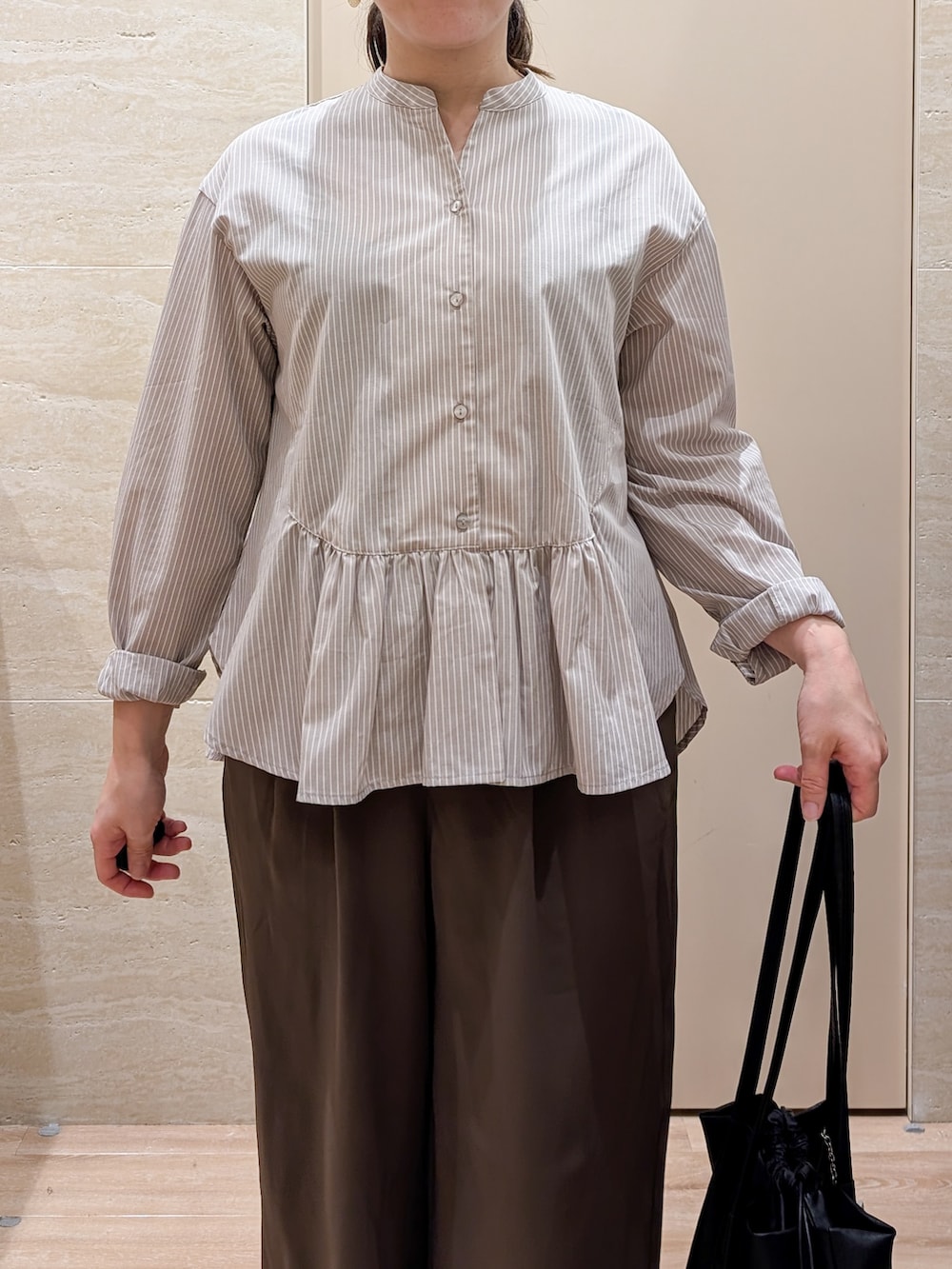 ベージュ系のシャツ/ブラウス、ブラウン系のその他パンツ、ブラック系のトートバッグを着用したレディースの秋コーディネートの5枚目の写真