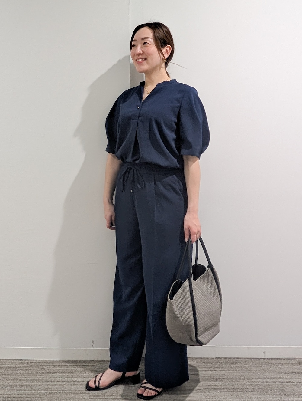 ブルー系のシャツ/ブラウス、ブルー系のその他パンツ、グレー系のトートバッグを着用したレディースの夏コーディネートの5枚目の写真