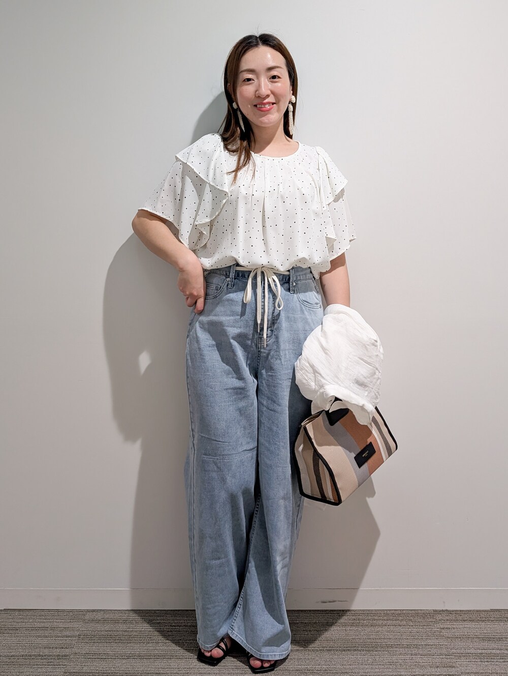 ホワイト系のシャツ/ブラウス、ホワイト系のシャツ/ブラウス、ブルー系のデニムパンツを着用したレディースの夏コーディネートの6枚目の写真
