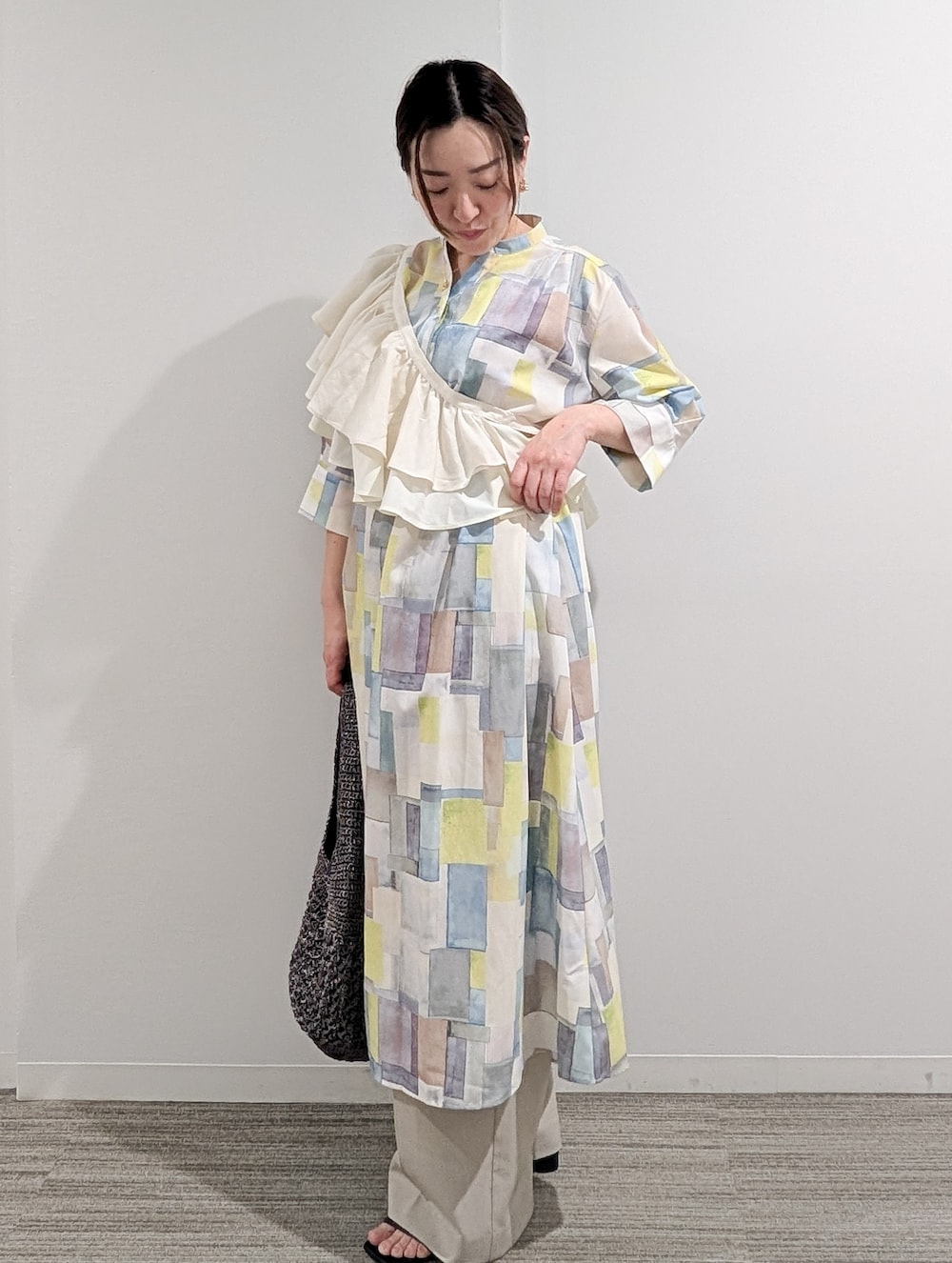 ブルー系のワンピース、ベージュ系のその他パンツ、シルバー系のショルダーバッグを着用したレディースの春コーディネートの3枚目の写真