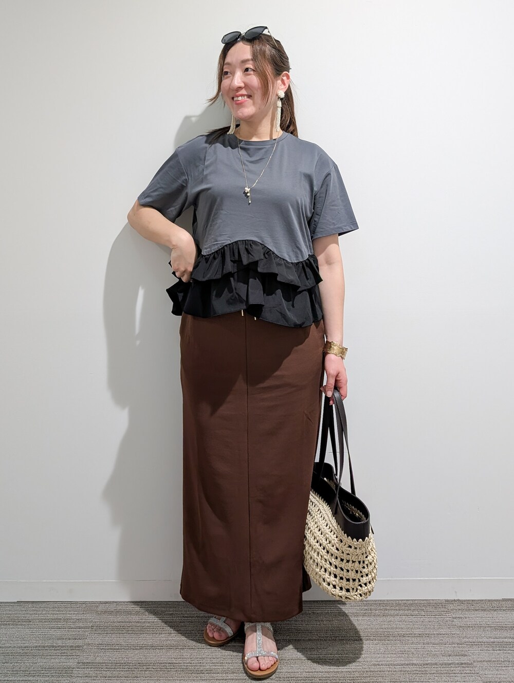 グレー系のTシャツ/カットソー、ブラウン系のスカート、ブラウン系のトートバッグを着用したレディースの夏コーディネートの9枚目の写真