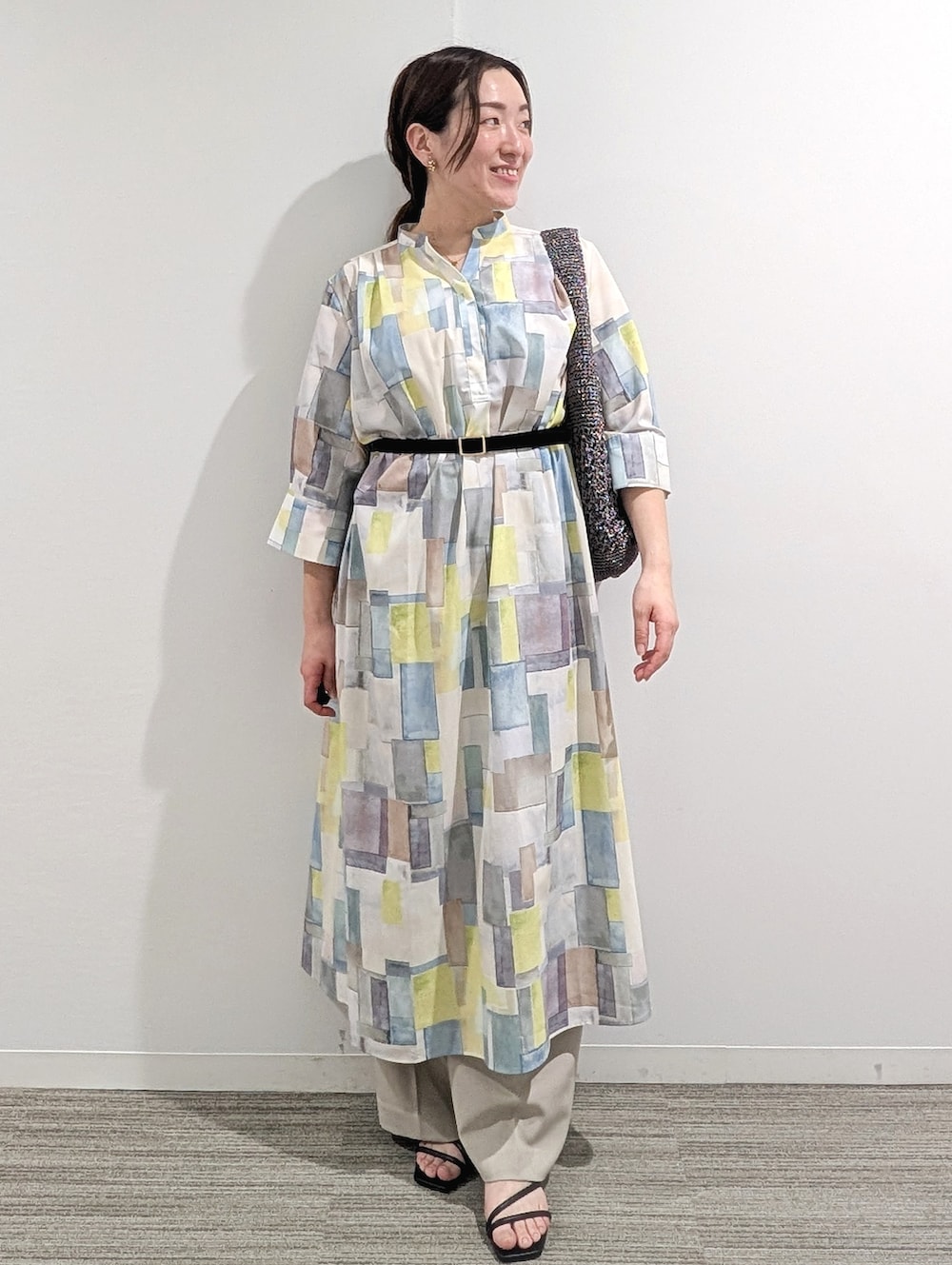 ブルー系のワンピース、ベージュ系のその他パンツ、シルバー系のショルダーバッグを着用したレディースの夏コーディネートの2枚目の写真
