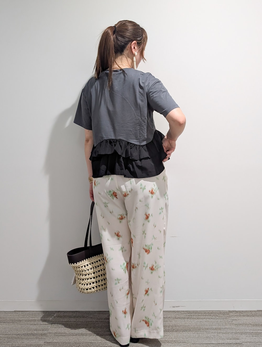グレー系のTシャツ/カットソー、ホワイト系のその他パンツ、ブラウン系のトートバッグを着用したレディースの夏コーディネートの4枚目の写真