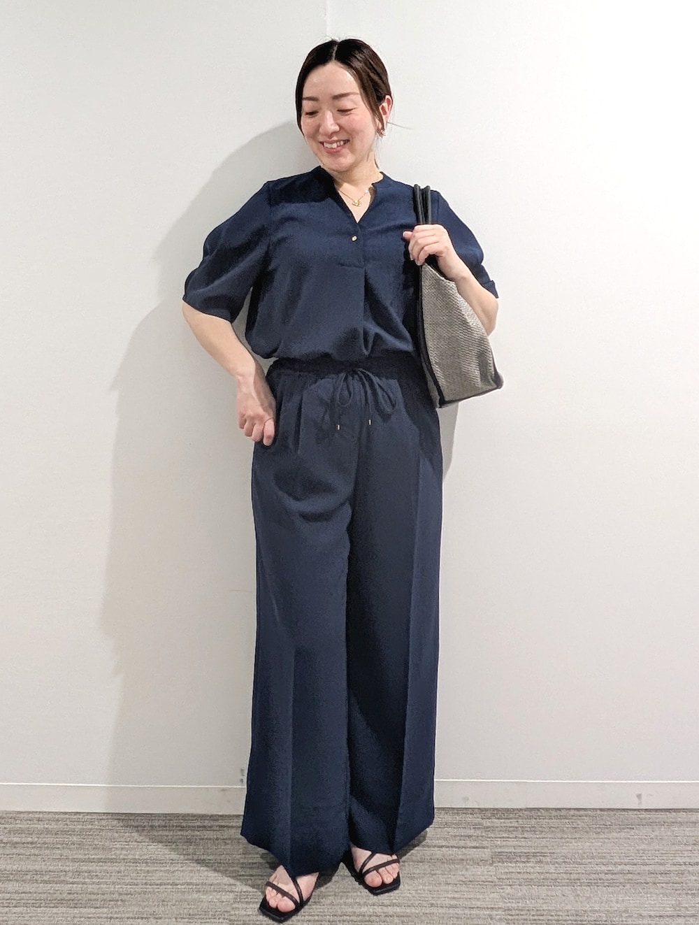 ブルー系のシャツ/ブラウス、ブルー系のその他パンツ、グレー系のトートバッグを着用したレディースの夏コーディネートの4枚目の写真