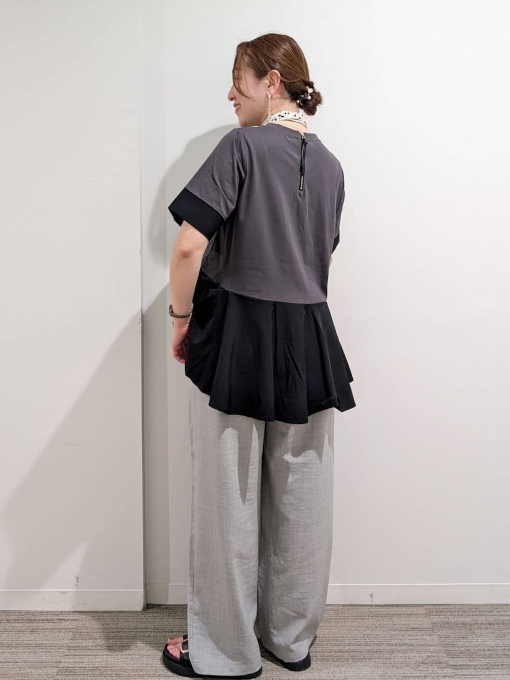 グレー系のTシャツ/カットソー、グレー系のその他パンツ、ブラック系のサンダルを着用したレディースの夏コーディネートの5枚目の写真
