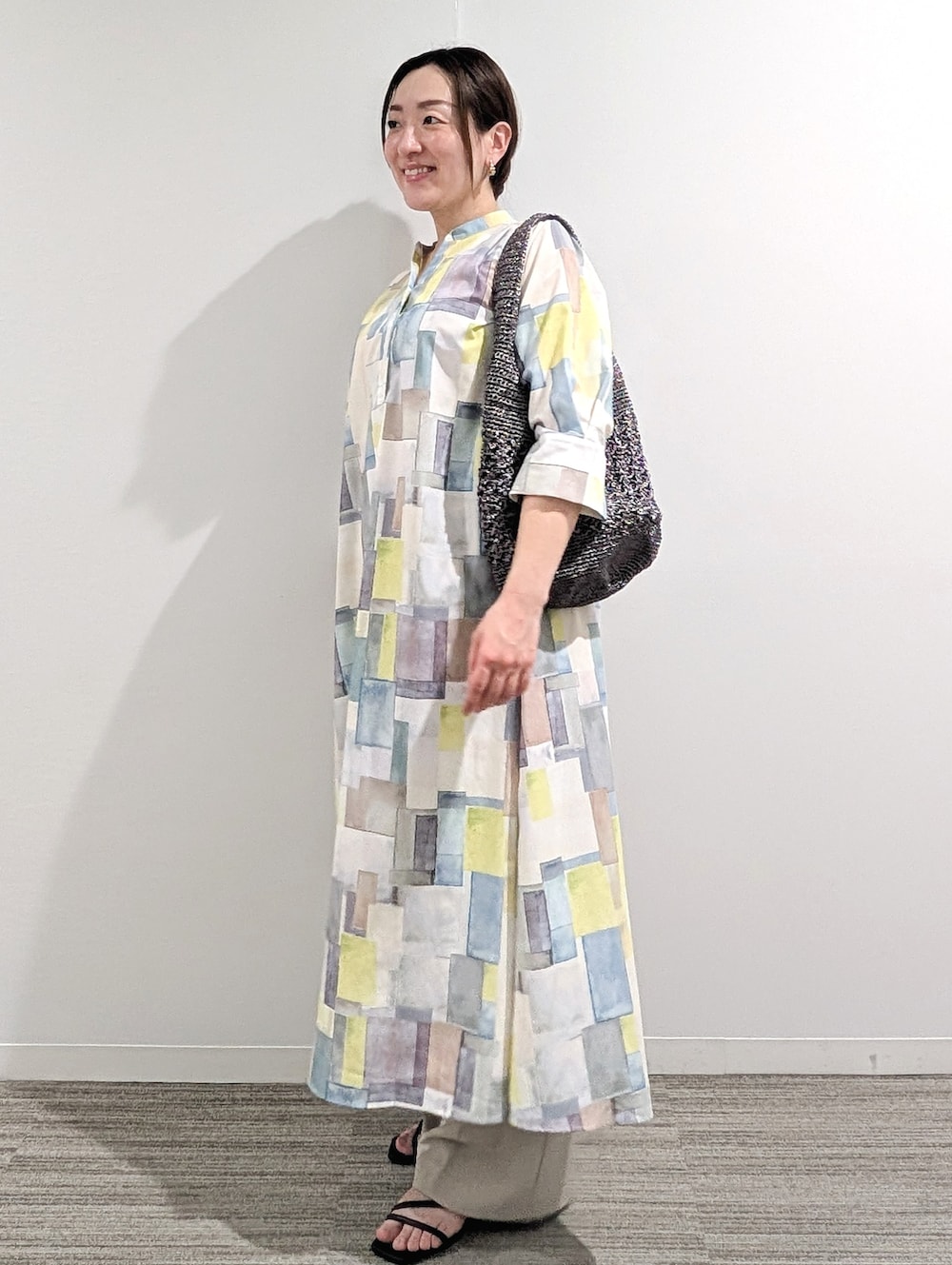 ブルー系のワンピース、ベージュ系のその他パンツ、シルバー系のショルダーバッグを着用したレディースの春コーディネートの3枚目の写真