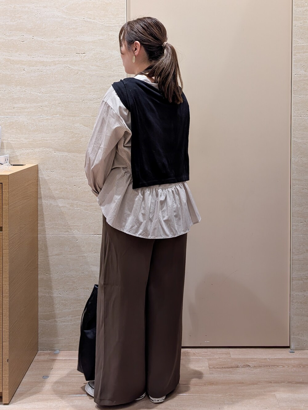 ベージュ系のシャツ/ブラウス、ブラウン系のその他パンツ、ブラック系のトートバッグを着用したレディースの秋コーディネートの7枚目の写真