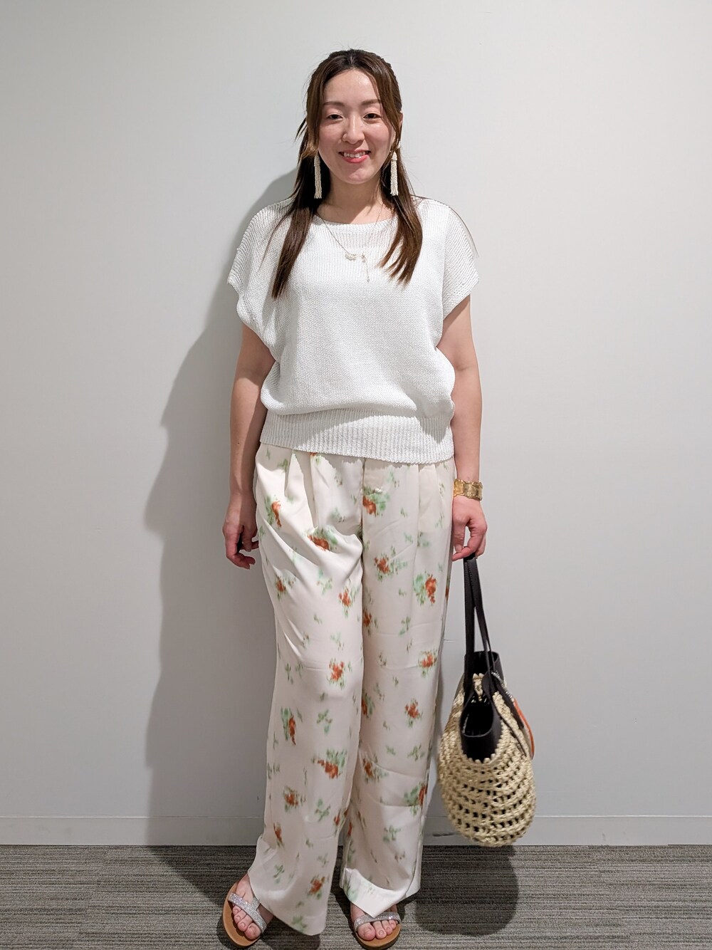ホワイト系のニット/セーター、ホワイト系のその他パンツ、ブラウン系のトートバッグを着用したレディースの夏コーディネートの10枚目の写真