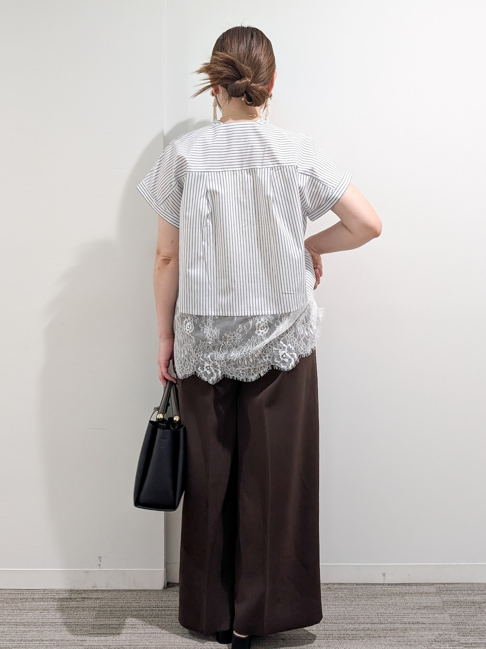ブルー系のシャツ/ブラウス、ブラウン系のその他パンツ、ブラック系のトートバッグを着用したレディースの夏コーディネートの4枚目の写真