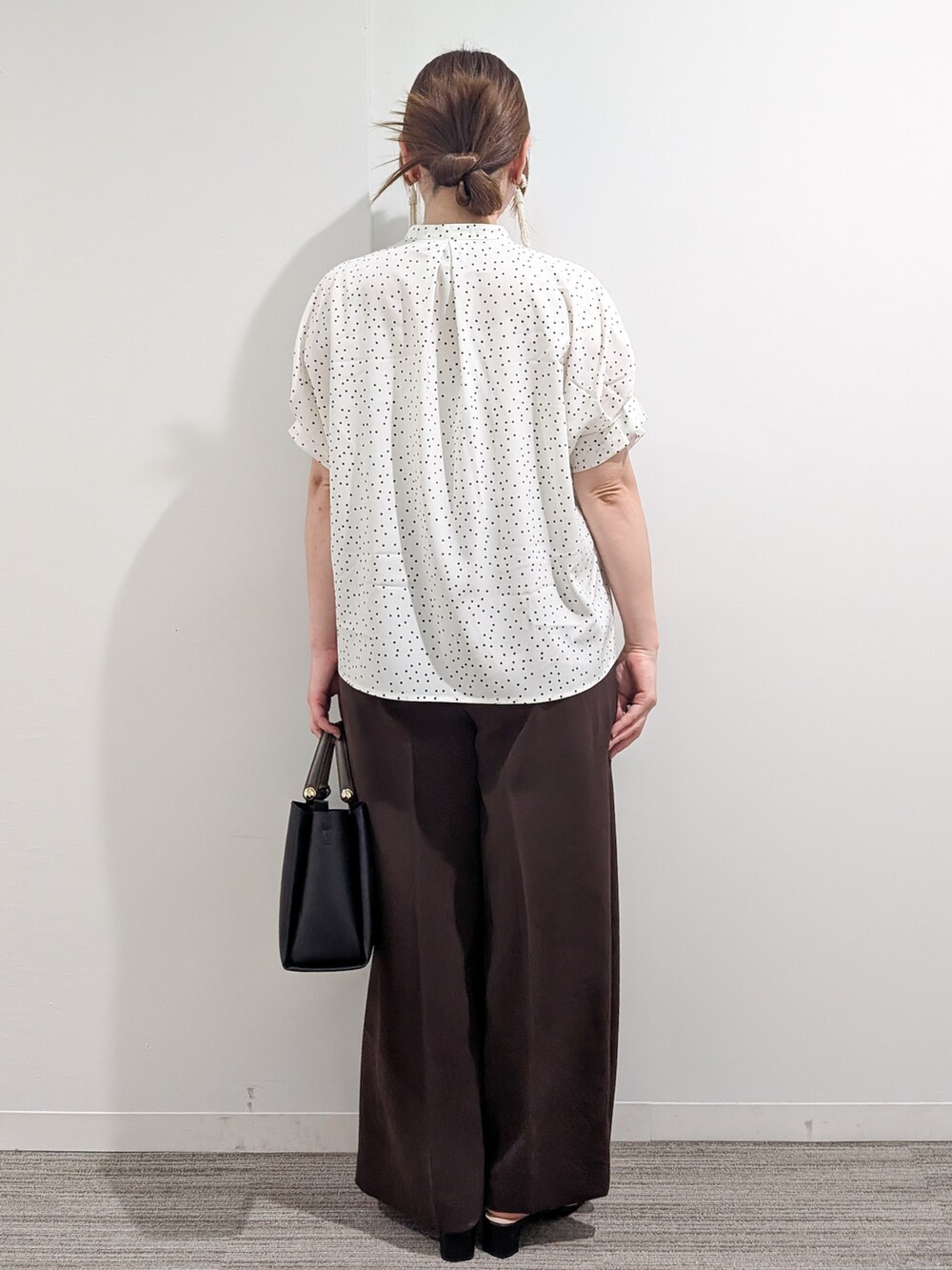 パープル系のカーディガン/ボレロ、ホワイト系のシャツ/ブラウス、ブラウン系のその他パンツを着用したレディースの夏コーディネートの9枚目の写真