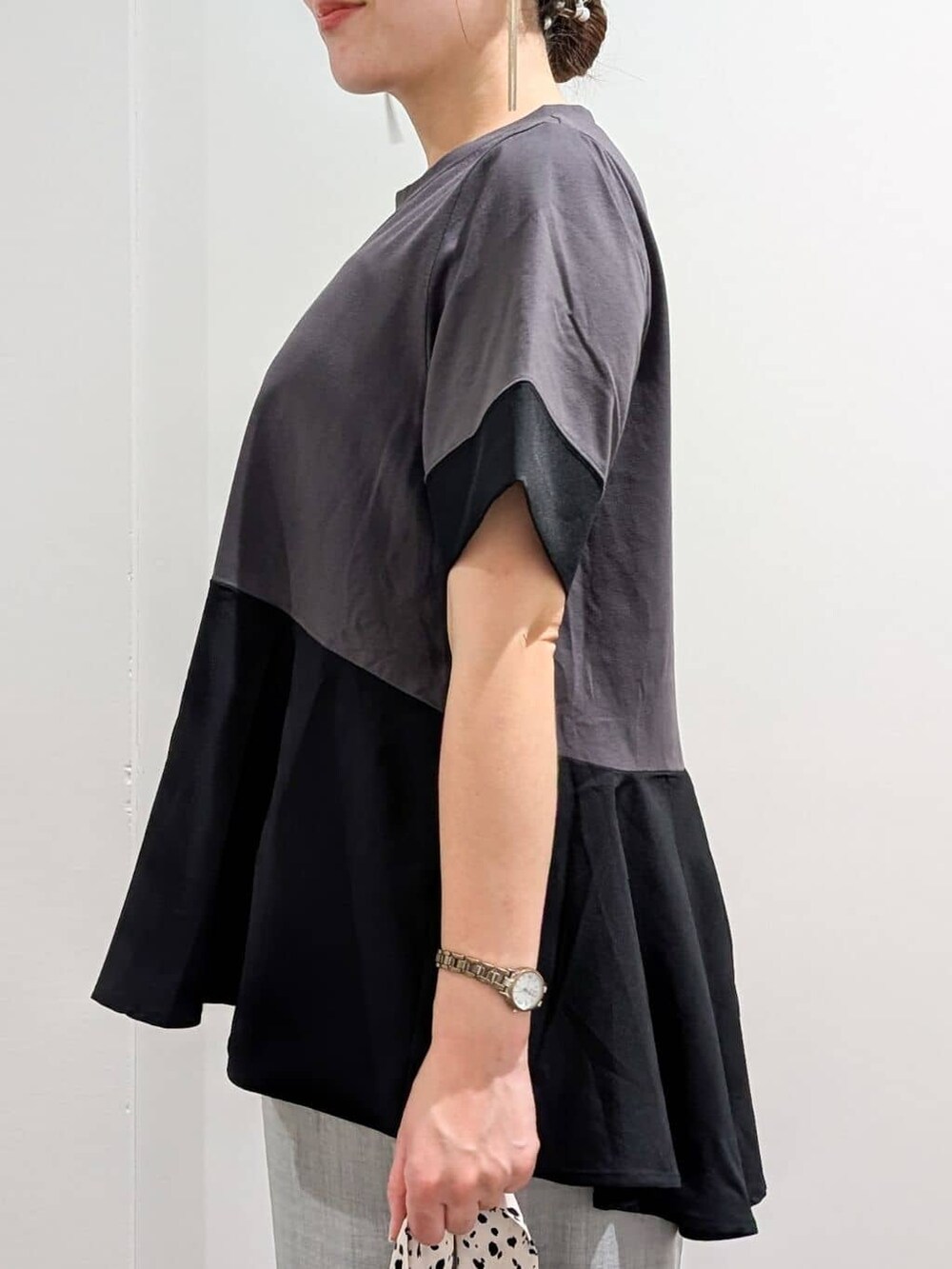 グレー系のTシャツ/カットソー、グレー系のその他パンツ、ブラック系のサンダルを着用したレディースの夏コーディネートの8枚目の写真