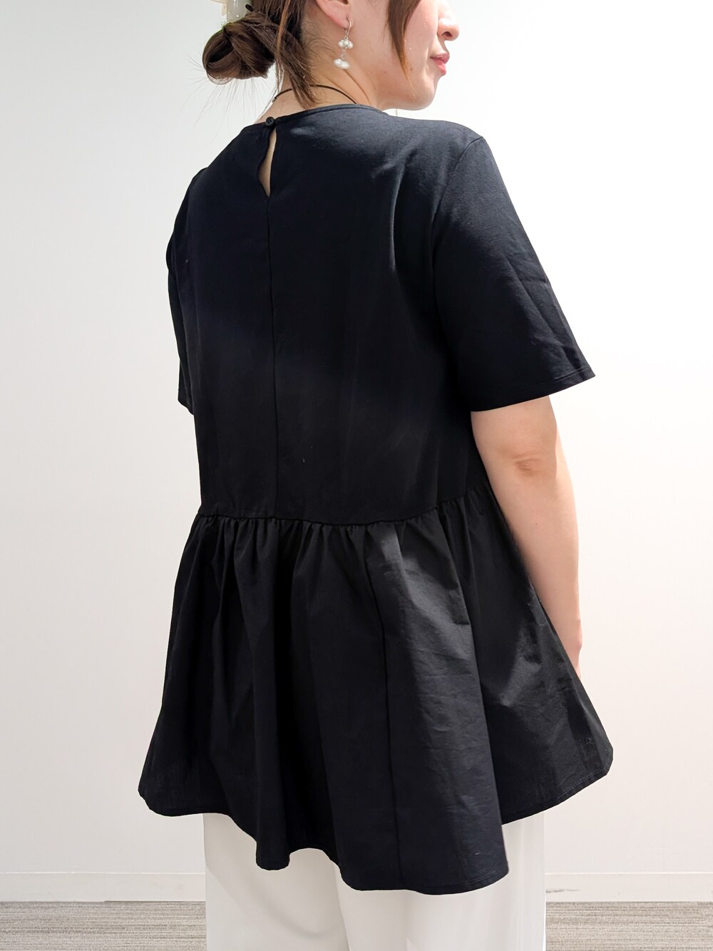 ブラック系のTシャツ/カットソー、ホワイト系のその他パンツ、ホワイト系のハンドバッグを着用したレディースの夏コーディネートの8枚目の写真
