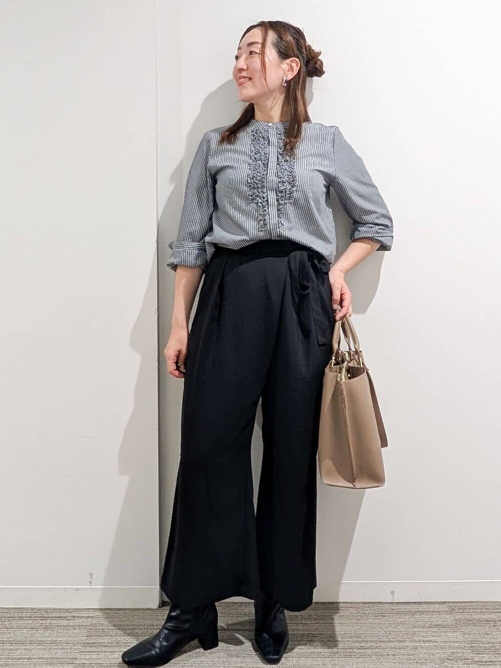 グレー系のシャツ/ブラウス、ブラック系のその他パンツ、ベージュ系のトートバッグを着用したレディースの秋コーディネートの6枚目の写真